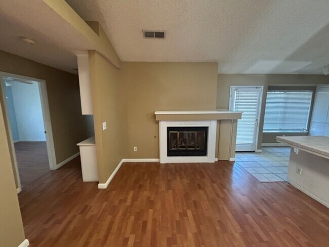 Building Photo - 3 bedroom 2 bathroom in Desirable SW Visalia!