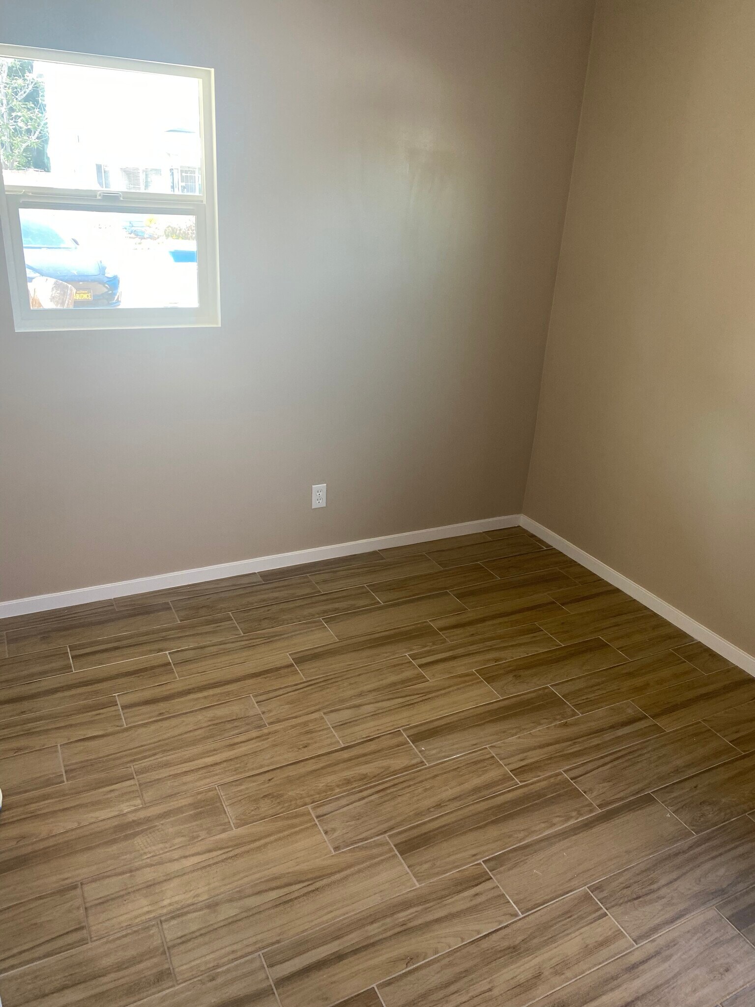 Room 1 - 32972 Rose Ave