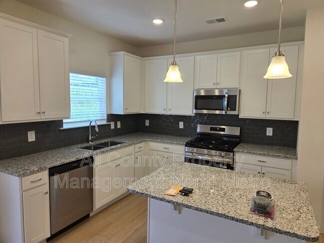 Building Photo - 142 Hadley Wy