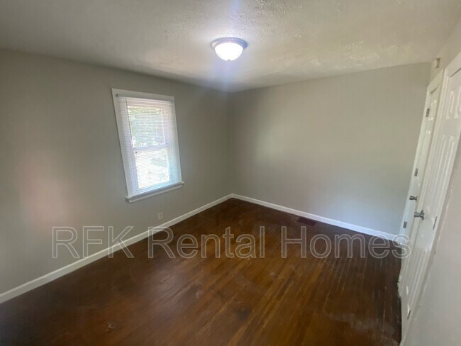 Building Photo - 523 N Temple Ave