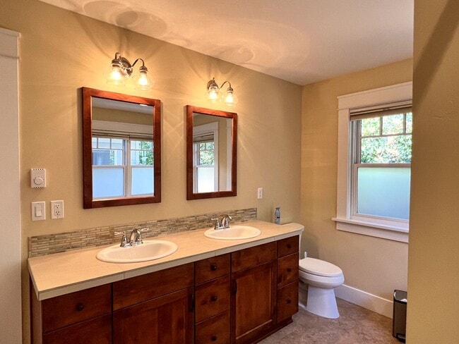 Building Photo - Charming Historical Home, Desirable Downtown Location. Flexible Lease Terms, 30-day Min. All Util...