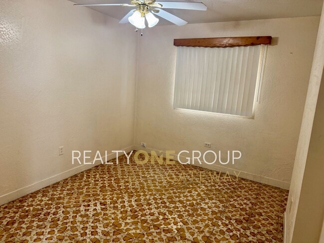Building Photo - Compact 2 Bedroom 1 bath home with parking...