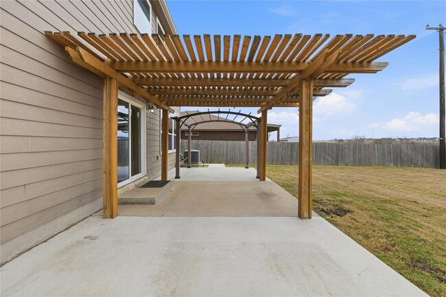 Building Photo - 605 Saul St