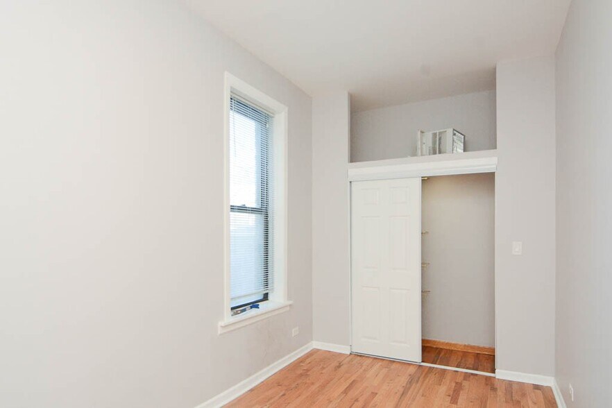 Building Photo - 2209 W Belmont Ave