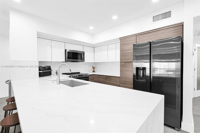 Building Photo - 15547 Braemar Ct