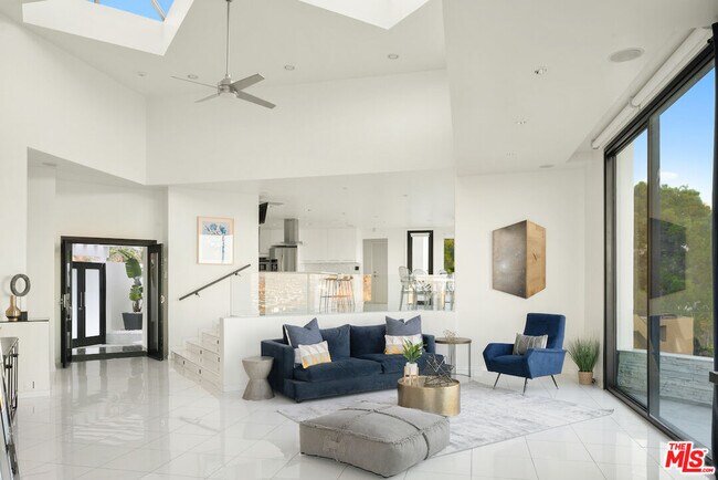 Building Photo - 2231 Sunset Plaza Dr