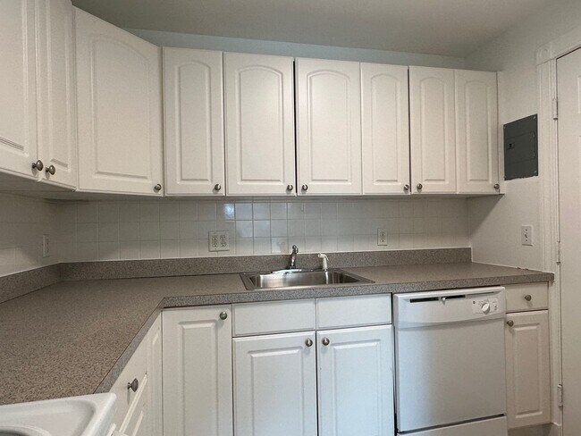 Building Photo - Large, updated 2 bedroom near the Green Li...