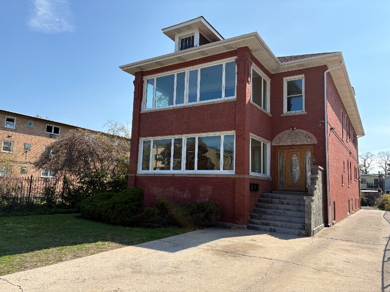 Primary Photo - 7812 S South Shore Dr