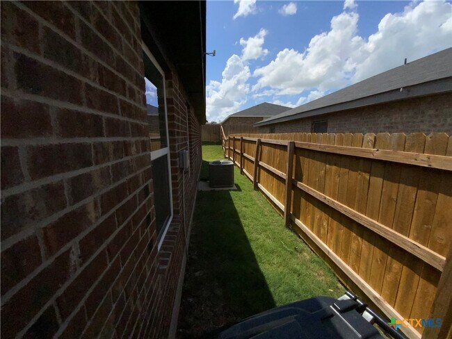 Building Photo - 2405 Alterman Dr