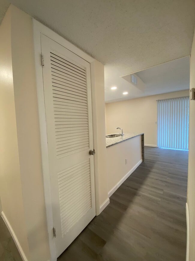 Building Photo - NEWLY RENOVATED 2 BED 2 BATH CONDO NEAR UC...