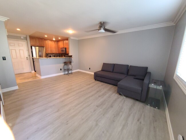 Building Photo - 1 bed 1 bath in UTC with great amenities P...