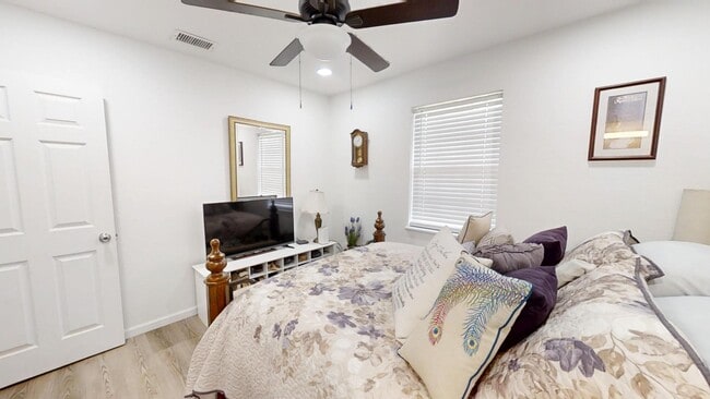 Building Photo - 1202 Sunshine Dr