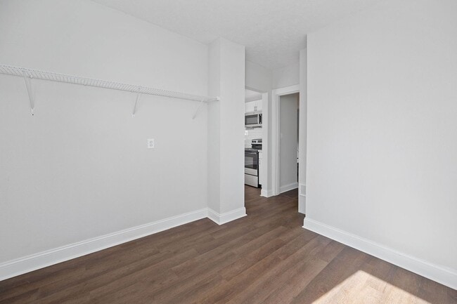 Building Photo - PRICE HILL - Stunning 4 bed 2 bath on quiet cul de sac street