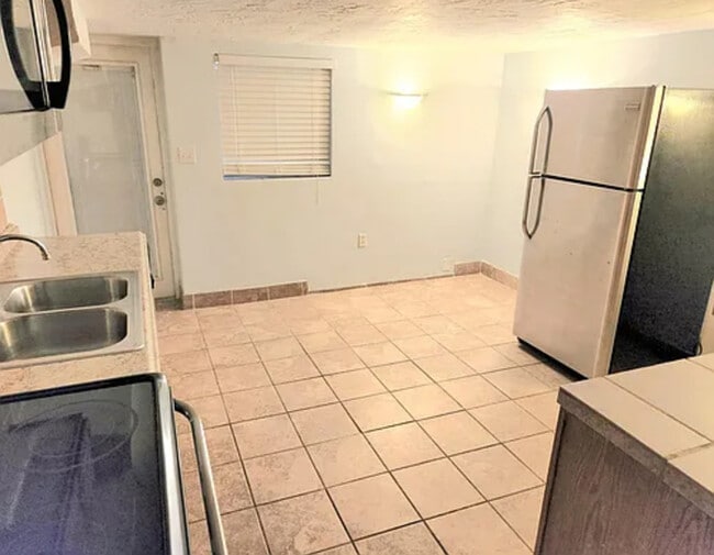 Building Photo - Beautiful 3-Bedroom Garden Apartment in th...