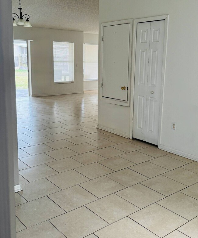 Building Photo - 810 Veronica Cir