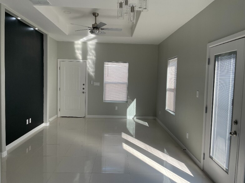 Building Photo - 404 W St Helena Ave