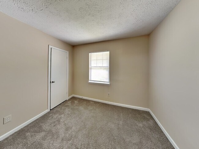 Building Photo - Lovely 3 Bed located in Stone Mountain.