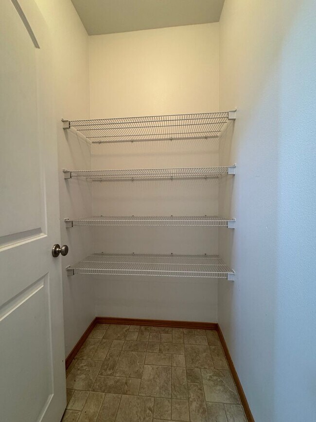 Building Photo - Large 4 Bed Rental in Established Neighbor...