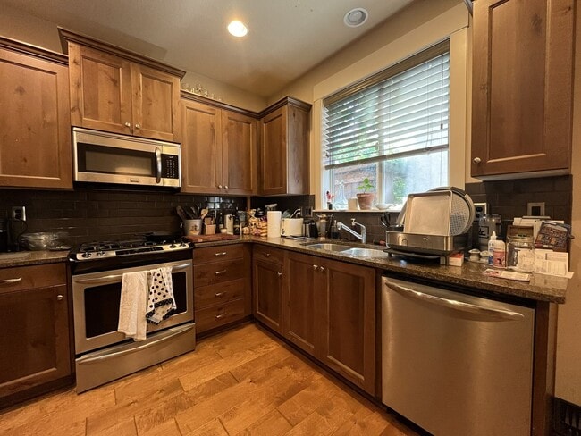 Building Photo - Bright and Modern North Portland Living with Three Bedrooms, Laundry Room & Attached Garage