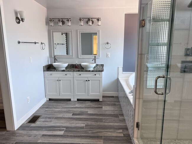 Building Photo - Wonderful remodeled 4 bedroom, 3 bathroom ...