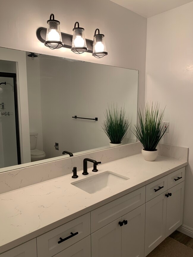 2nd Full Bathroom / Shower - 1841 N Fuller Ave