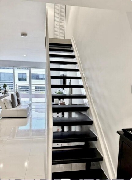 Building Photo - 3121 Commodore Plz