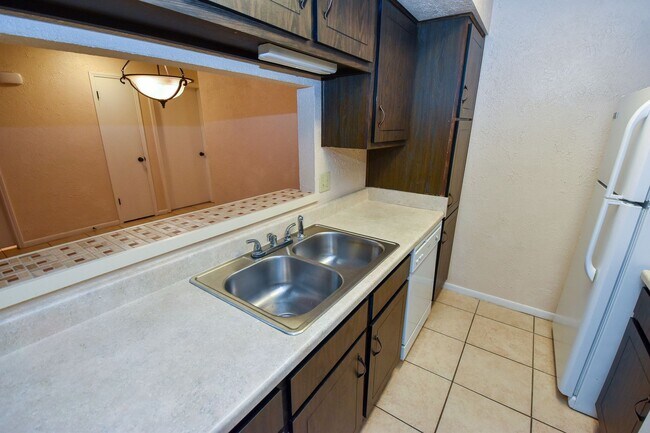 Building Photo - 1519 Barcelona Way Dr