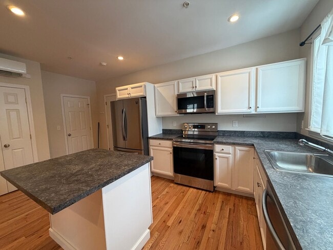 Building Photo - 160 Summer St