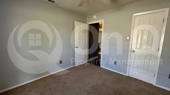 Building Photo - 4904 Brookhollow Dr