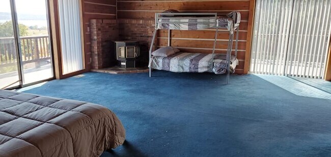 Building Photo - Log Home with close public lake access - A...