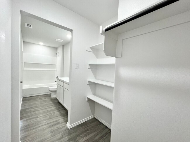 Building Photo - New 4 bedroom, 2 bath in Treaty Oaks Community