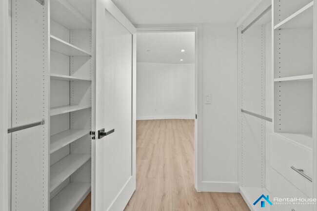 Building Photo - 3005 La Paz Dr