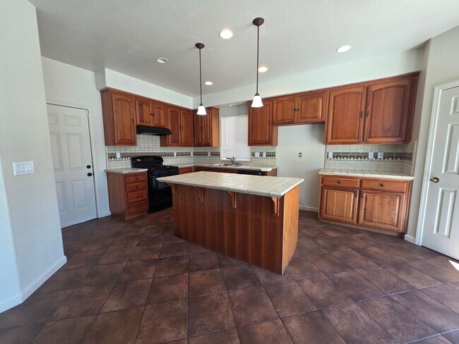 Building Photo - 3 bedroom with an extra office/den space in Modesto!