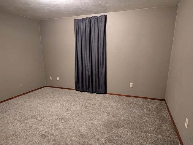 Building Photo - 204 Hickory Dr