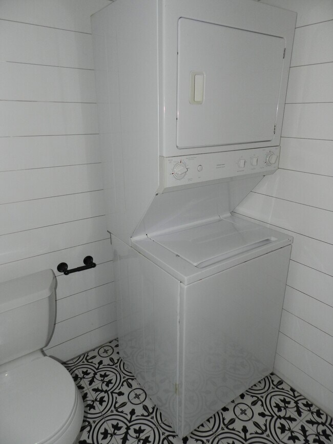 Building Photo - 360 13th Ave NE