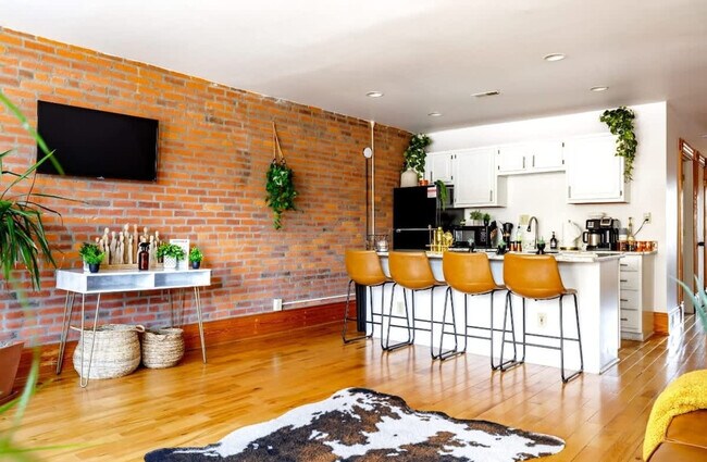 Building Photo - 1180 N High St