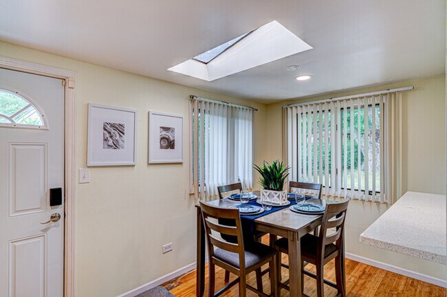 Building Photo - Cozy Home Sleeps 10 Lombard Chicago Suburb