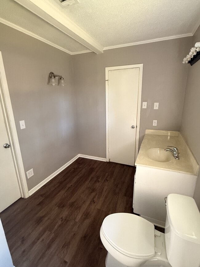 Building Photo - 200 S Birch St