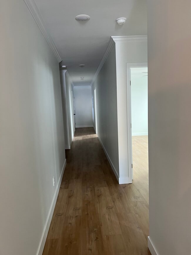 Building Photo - 951 N Oxford Ave