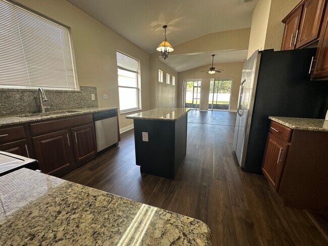 Building Photo - 2211 Pine Oaks Tr