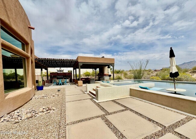 Building Photo - 11096 N Pusch Ridge View Pl