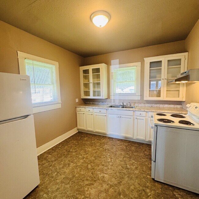 Building Photo - Cozy 1-Bed Haven with Elegant Hardwood Floors in Port Arthur!