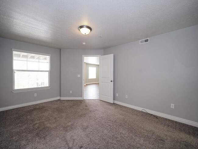 Building Photo - Beautiful Daybreak Condo