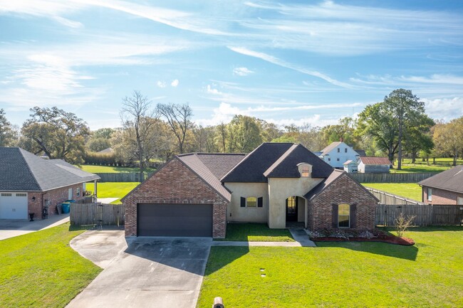 Building Photo - Welcome to Live Oak Circle!