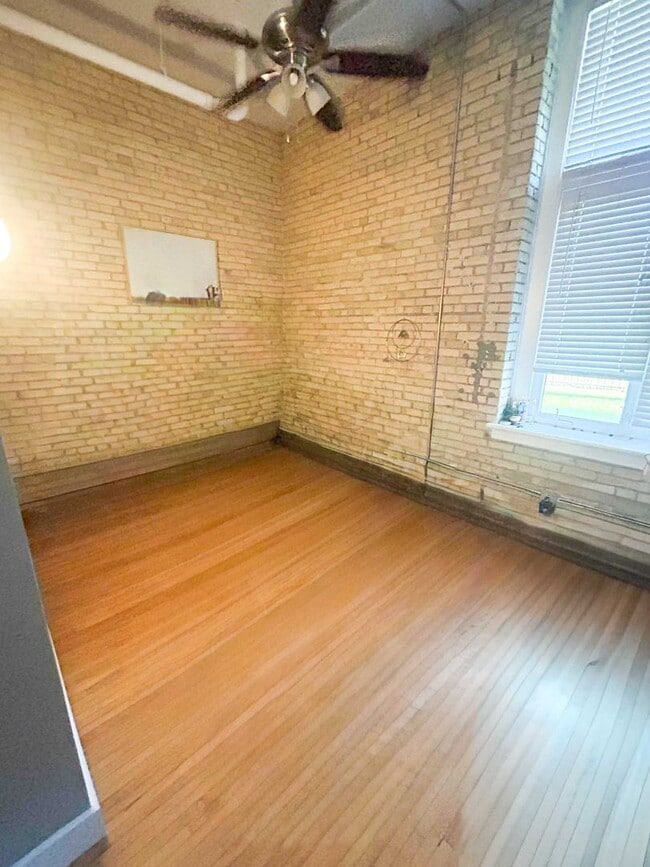 Building Photo - 2 bed/ 1 bath corner condo