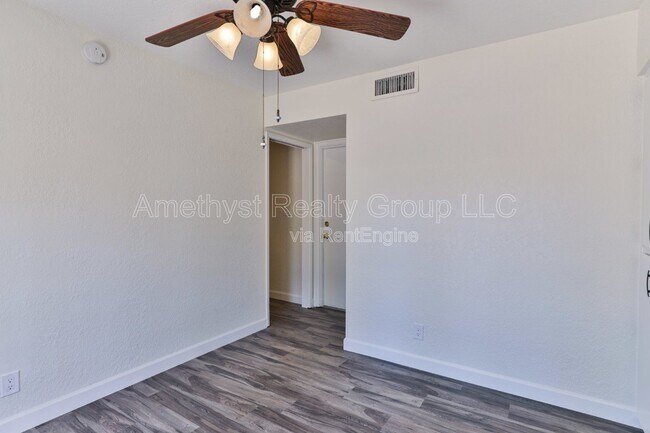 Building Photo - 4419 W Shaw Butte Dr