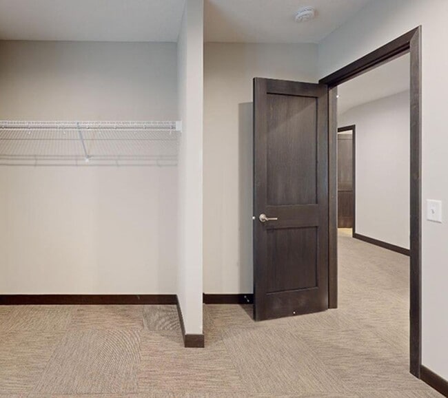 Building Photo - 6 bed 2 bath top unit !