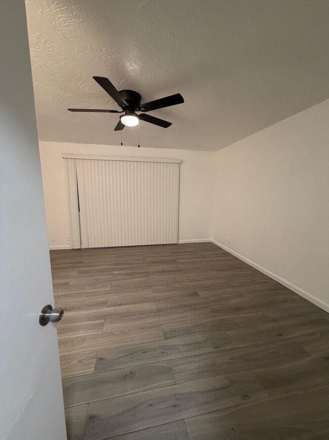 Building Photo - 14606 Riverside St