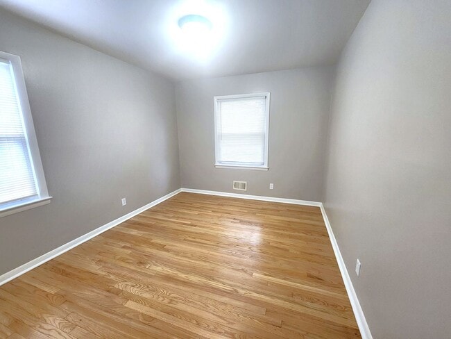 Building Photo - Spacious 4-bedroom, 2-bathroom single-family home