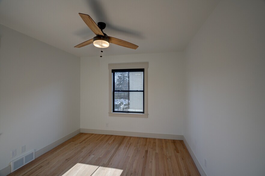 Building Photo - 401 Presidential Ln